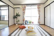 とても明るく家族の団欒も楽しみです♪設備で必需品のエアコンが付いています♪※写真の家具・装飾品はイメージで設備ではございません。