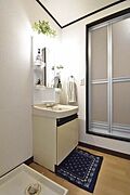 小物も置ける独立洗面台♪※写真の家具・装飾品はイメージで設備ではございません。