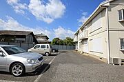敷地内駐車場です。号室毎に区画が割り振られています。