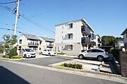 【南西方向から撮影】建物西側に駐車場・駐輪場がございます。生活の中で利用しやすい配置になっております♪♪