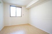 【6．2帖洋室】白を基調とした明るい雰囲気のお部屋です！また壁には可動式のフックが付いておりますので、洋服など掛けることが出来ます♪♪