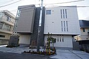 【北西方向から撮影】耐震等級3取得・共用玄関オートロック・防犯カメラと、安心感のある生活を御提案しております。