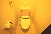 トイレ便座は暖房・洗浄機能付。ペーパーホルダーはもちろん、タオル掛けもございます。