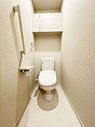 【トイレ】シャワートイレ。上部には扉付きの収納棚がありますので、見られたくないトイレ用品の収納に一役買います。