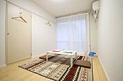 【ＤＫ南洋室】壁には、ハンガーを掛けられるフックがついております。写真左の開き戸は、収納になっております。モデルルームですので、開き戸用のフックも付けてみました☆（家具の付属はありません）