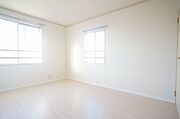 【洋室(2)】北側の5．5帖洋室です。こちらも2面採光のお部屋です。子どものお部屋やリモートワークのお部屋にいかがでしょうか？