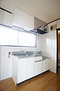 ■キッチン■　窓が前面にございますので、換気を行えます。