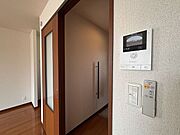 来訪者を声と映像で確認できて安心なカラーモニター付インターホン♪録画機能付きで不在時の来訪者も確認できます♪
