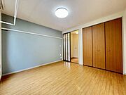 バルコニー側からみた洋室の様子です／ＬＥＤ照明付き／室内物干し付き