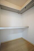 ウオークインクローゼットです。天井には照明器具が付いています。