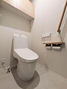 ■トイレ■　扉付きの収納棚があり表に出したくないトイレ収納もすっきり収納できます。