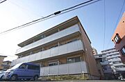 積水ハウス施工の耐震性に優れた重量鉄骨造の3階建て賃貸住宅「シャーメゾン」です。