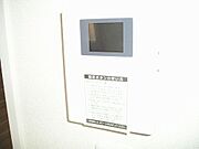 来訪者を確認できるモニター付インターホンです。