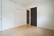 ■洋室■　6．4帖・2面採光のお部屋です