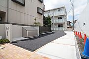 建物へのアプローチ＆ゴミストッカー。