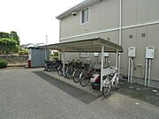 【駐輪場】屋根付き駐輪場あり。