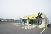 クリーニング専科丸林店まで車で3分（1．5ｋｍ）【営業時間】平日8：00～20：00、日・祝日9：00～19：00