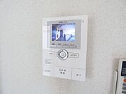 留守時の訪問者を録画できるカラーモニター付インターフォンです。
