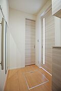 建具類の統一感が落ち着きを感じる玄関ホールです。