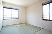【Ｊａｐａｎｅｓｅ－ｓｔｙｌｅ　Ｒｏｏｍ】畳のお部屋でゆっくりと忙しい日常を忘れて、自分に浸る時間。何もしないことを愉しむという贅沢を味わっていただけます。