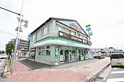 【コンビニ　ファミリーマート】徒歩5分（340ｍ）