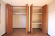 【Ｒｏｏｍ(1)収納】収納にはハンガーパイプがあるのでスーツやコートなどらくらくと収納できます