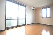 開口部は南向きで側面に窓もございます。
