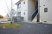 エントランスにはシンボルツリーを配置しました。