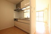12．4帖のＬＤＫです。キッチンはリビングを見渡せるカウンタータイプです。