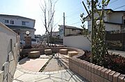 敷地内には憩いのコモンスペースがございます