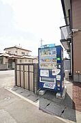 I棟の脇にある、ゴミ集積所と飲み物の自動販売機です。