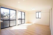 15．3帖のＬＤＫです。天井高の掃き出し窓から明るい陽射しが差し込みます。『エアコン』『ＬＥＤ照明』『ダウンライト』付。