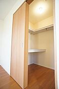 南洋室にあるウォークインクロゼットは棚とハンガーパイプ付きで様々なものを収納できます♪