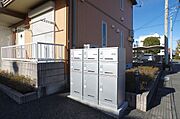 敷地内に宅配ＢＯＸがあるので、不在時の荷物受取もラクチンです♪