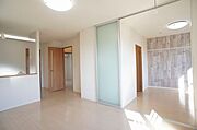 対面式キッチンのあるＬＤＫと洋室が続き間になっていてとても広い空間を作っています。シンプルでナチュラルな内装も人気があります！！
