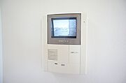 ■ＴＶドアホン■お部屋にいながら来訪者の顔を見て話ができるモニター付きインターホンで防犯面も安心♪