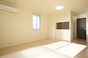12．9帖のＬＤＫ♪明るい色で統一された建具・床材は、様々な家具ともコーディネートしやすいです♪