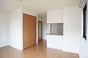 ホワイト色のクロスとブラウンの建具のコントラストが印象的な室内！