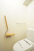 トイレは多機能便座仕様。手すりもありちょっとした気遣いがあるつくりです。