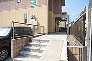 玄関側にはスロープを設けています。