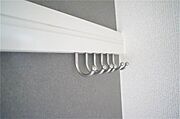 洋室にはフック付きの化粧幕板が備え付けです♪