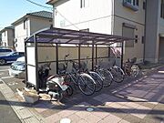 屋根付きの駐輪場がついています。