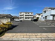 敷地内舗装駐車場1台付き（無料）♪2台目は別途月額3，300円（税込）でご利用可能です♪