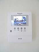 【インターホン】来訪者を映像で確認できるテレビモニター付インターホンです☆　防犯上でも重要な設備の1つです。