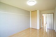 【洋室】収納付きの洋室となります♪居室ＬＥＤ照明付きとなります♪