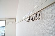 洋室の壁には可動式のフックが付いています。時計や絵を掛ける事も出来ます！
