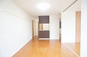 【ＬＤＫ】キッチンと対面式の繋がりが良いリビングです！広々とした空間でお部屋作りも幅広く楽しめそうですね♪ＬＥＤ照明付です☆