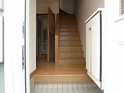 玄関です、右手シューズ用収納があります