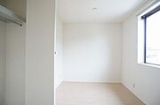 【南洋室】　南向きで明るいお部屋です。丈の長いコートも掛けられるハンガーパイプ付クローゼット。