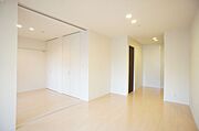 ■ＬＤＫ■　10．6帖のＬＤＫ♪清潔感のある白を基調に明るくシンプルなコーディネーションは、部屋を明るくやさしい印象にし、家具カラーをアレンジしやすい♪